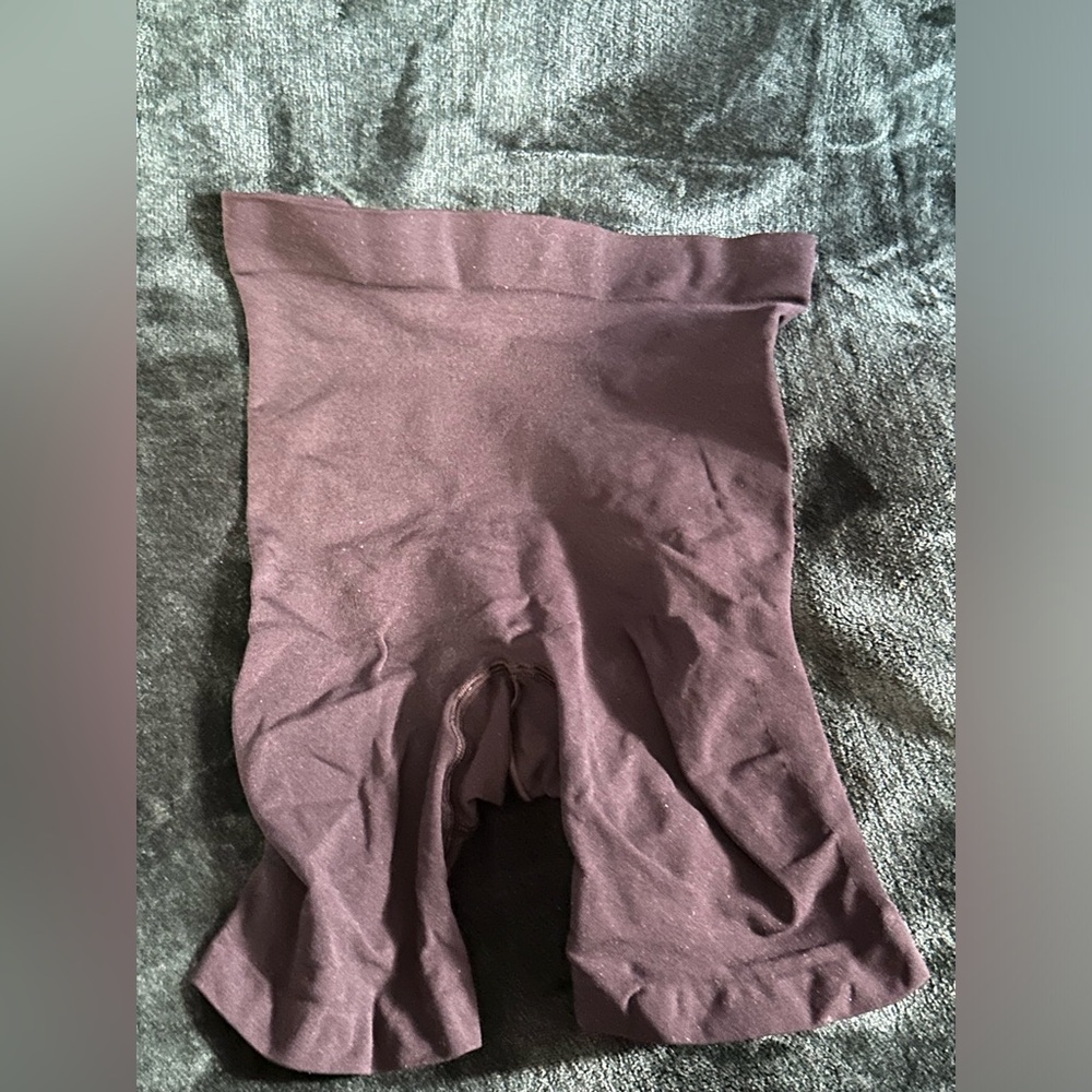 NWOT SKIMS MID THIGH SHAPEWEAR